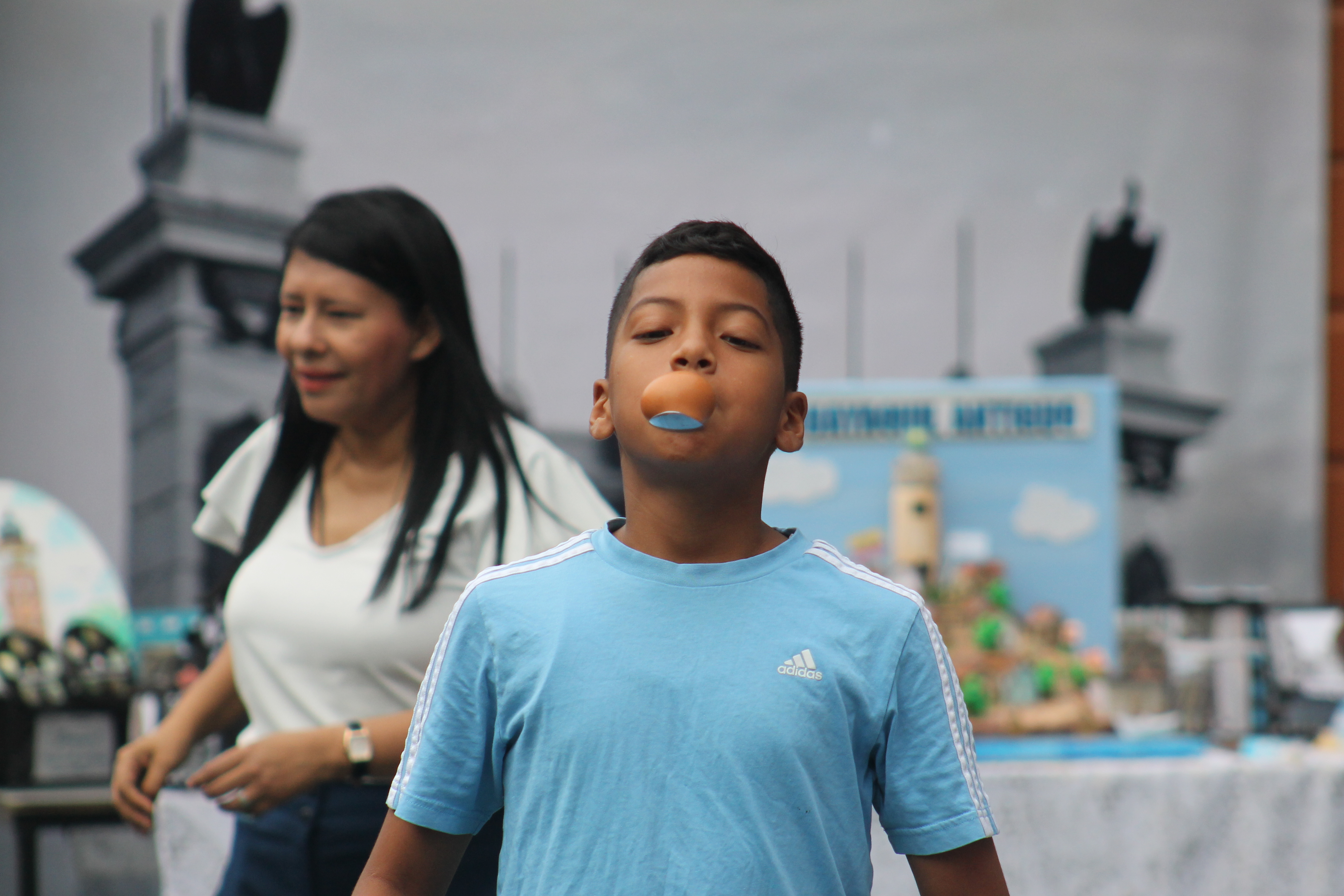 Niños celebrando el día del niño con juegos inflables.
