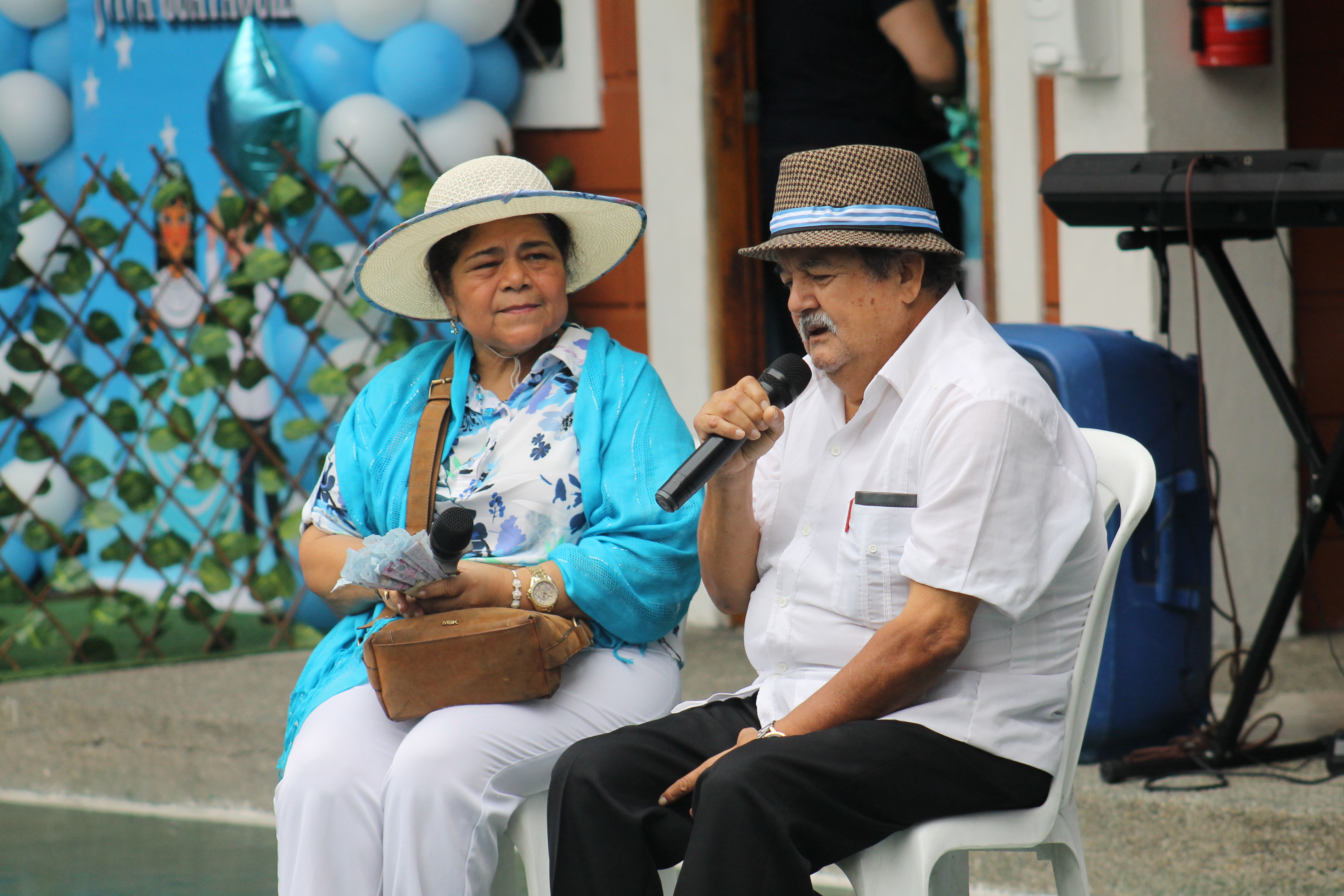 Estudiantes presentando un proyecto de ciencia en una feria.